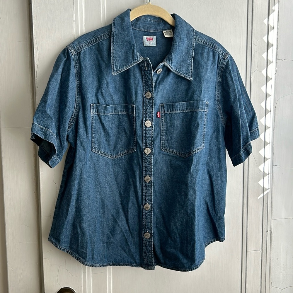 NWOT Levi’s Short Sleeve Denim Button Up